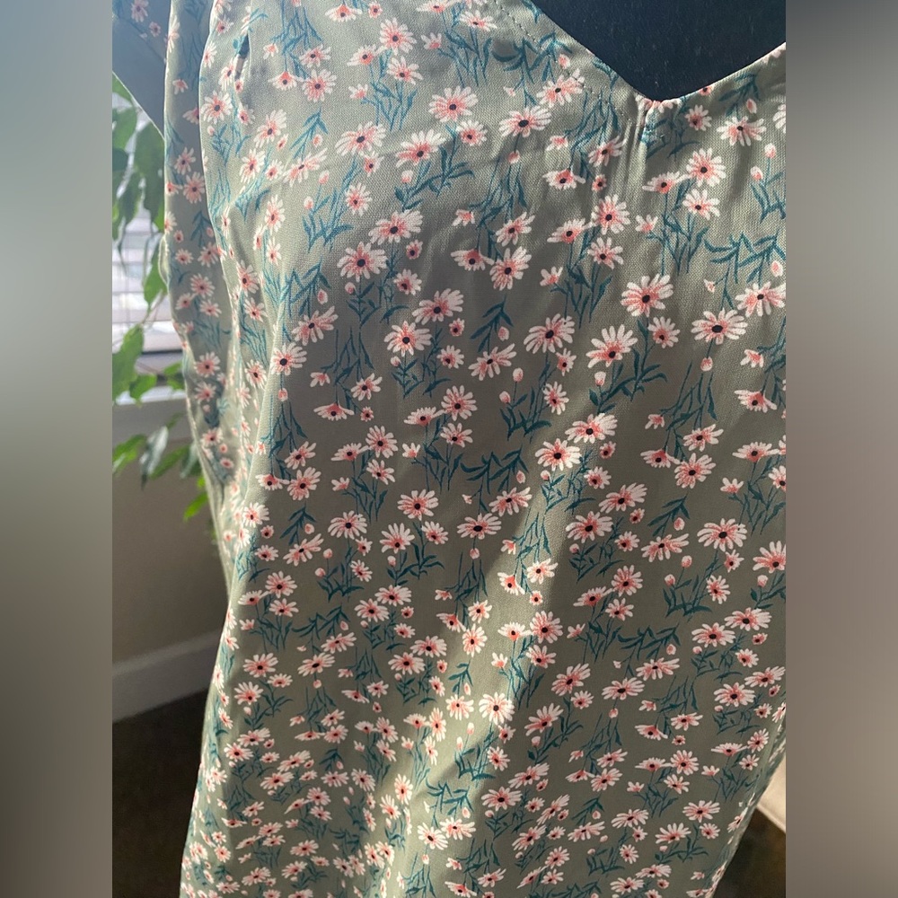 NWT Floral Green Women's Top Small - Picture 2 of 7